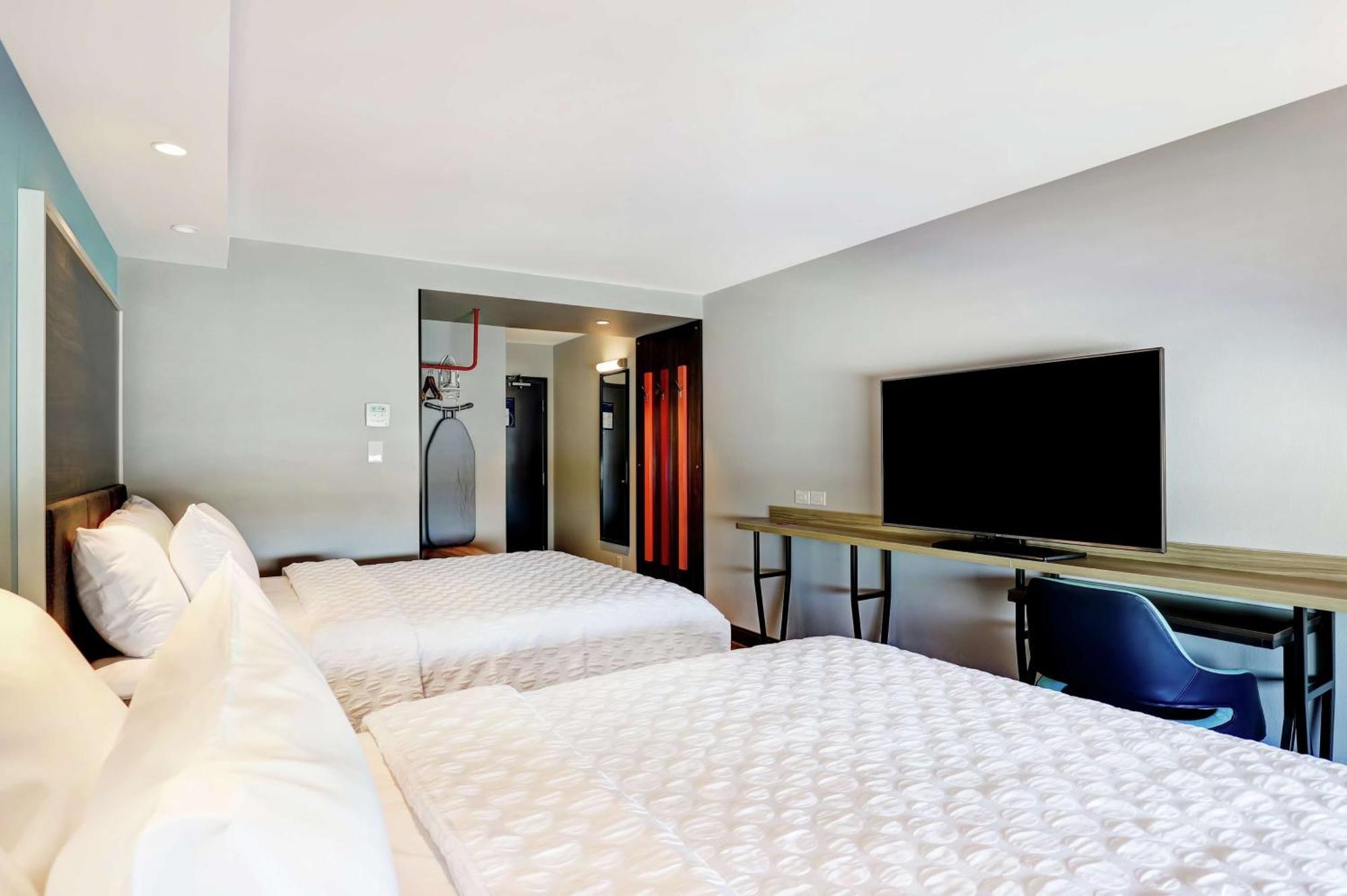 Tru By Hilton Edmonton Windermere Esterno foto
